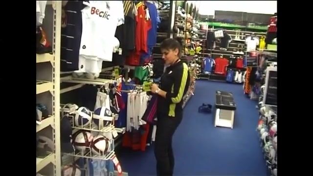 Vendeuse en article de football