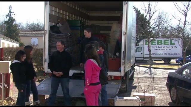 L'apprenti en carton et la déménageuse qui cartonne