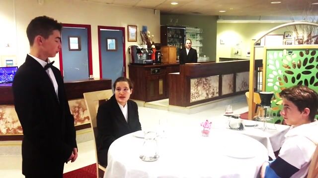 SERVEUR, UN CAFE PARFAIT S'IL VOUS PLAIT