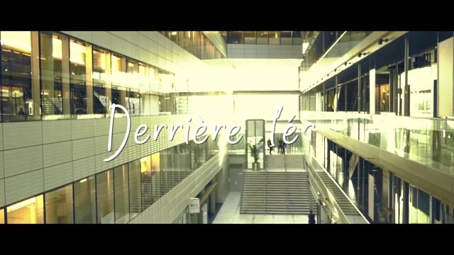 Derrière l'écran