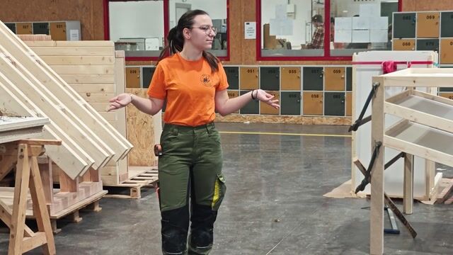 Une fille qui envoie du bois