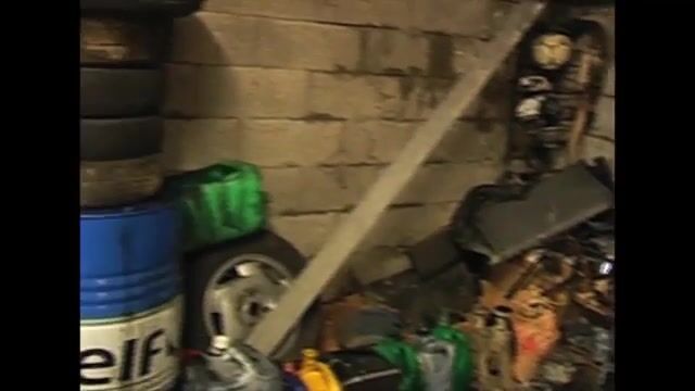 Yves , mécanicien dans un garage associatif