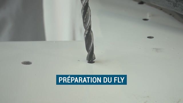 Il assemble les éléments des bateaux