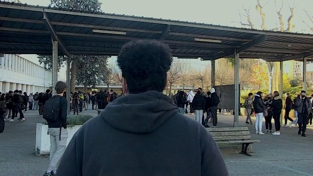 Bref. Je film le métier qui me plait.