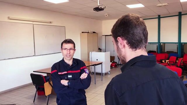 DERRIERE UN CASQUE
