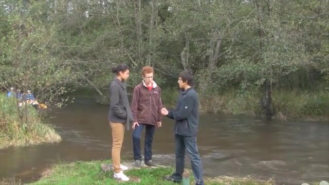 Un raft, Un groupe, Une rivière dans le Morvan