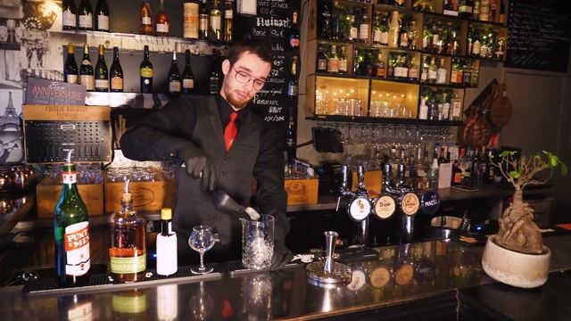 Tester, frapper,verser: les gestes BAR...MAN