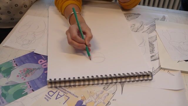 Encrage d'une illustratrice