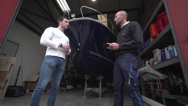 Il installe des équipements à bord des bateaux