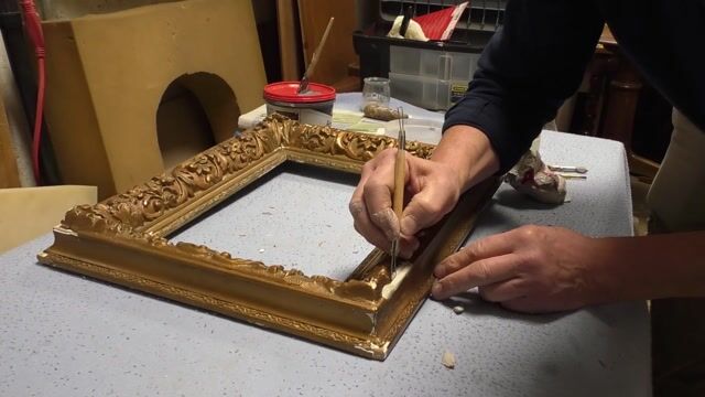 Il restaure le passé.