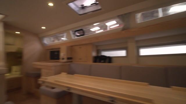 Il aménage l'intérieur des bateaux