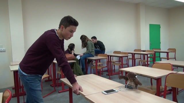 Jean Mo apprend le métier d'animateur radio