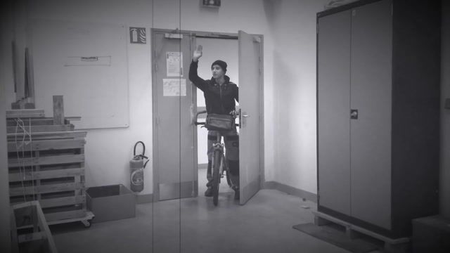 Le stagiaire met le bazard
