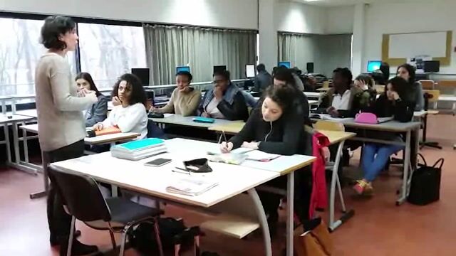 Lycéen en difficulté, l'assistante sociale scolaire pour les aider.