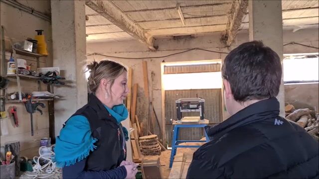 Créatrice de jouets en bois.
